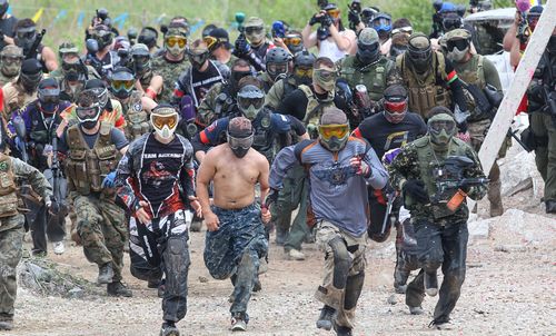 Hundreds of players charging at the start of a big game — scenario paintball breakout